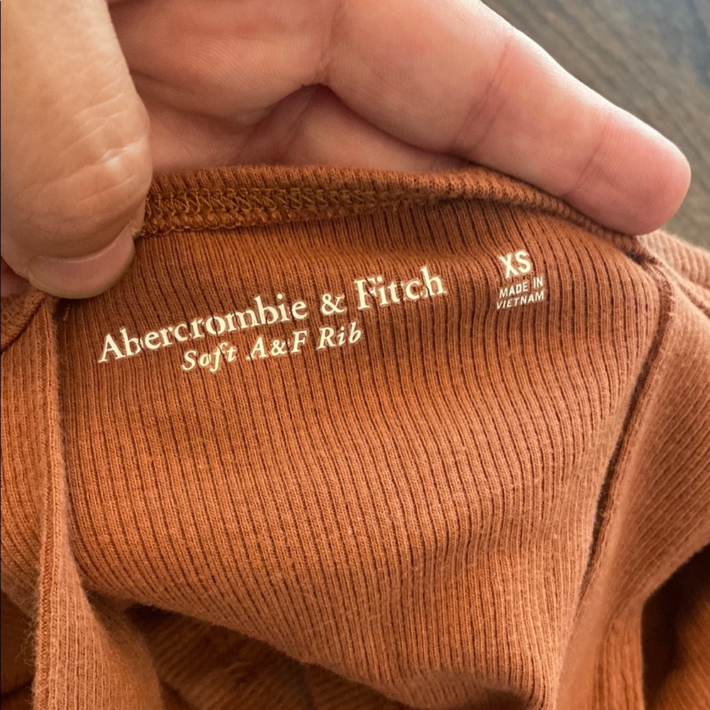 A&F Rust Ribbed Knit Crop Top - Picture 2 of 3